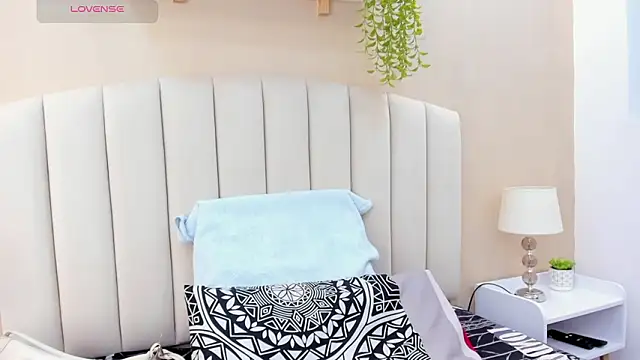 Mia thompson 19 online show from February 14, 8:00 pm