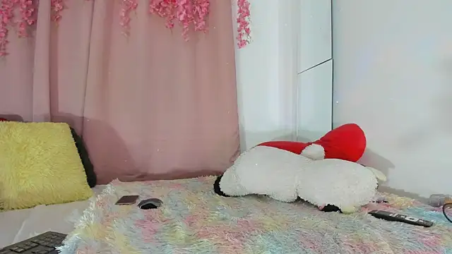 msschloee  online show from December 17, 11:31 pm