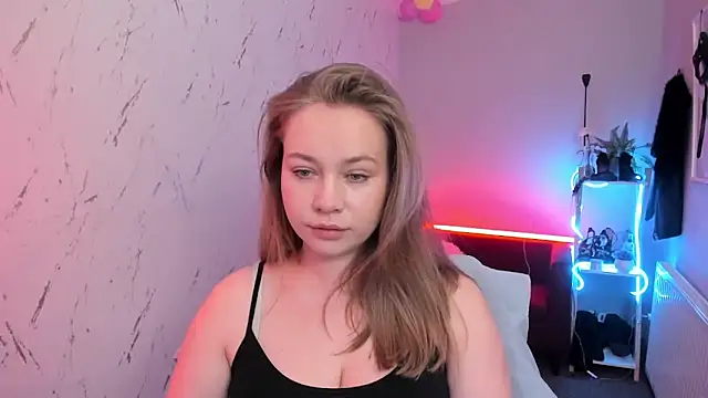 holly xglam online show from April 2, 7:55 pm