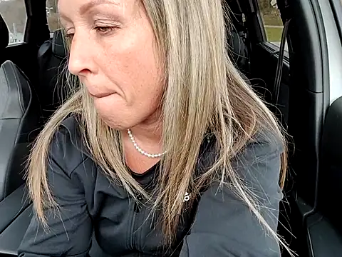 sweethotmilf888 online show from March 27, 1:01 pm