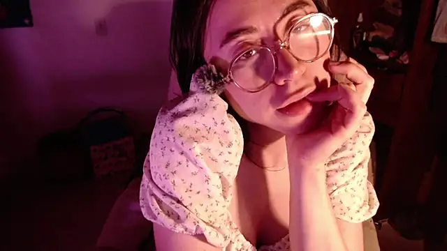 emily pearl  online show from January 18, 11:23 pm