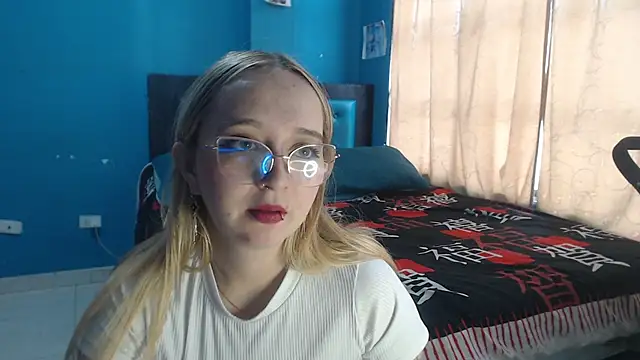 Liaroberts1 online show from October 6, 12:00 pm