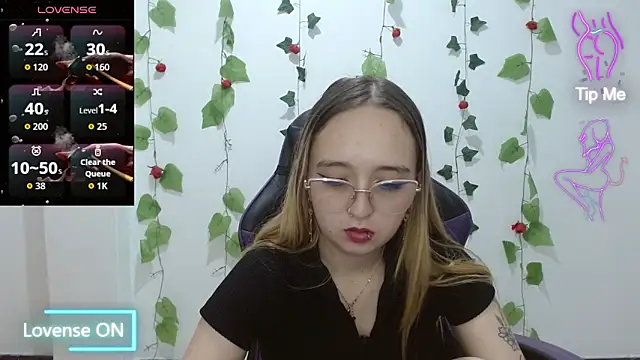 Liaroberts1 online show from April 29, 4:16 am