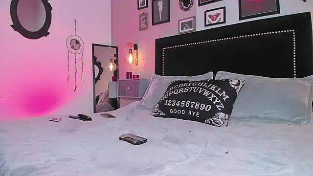 ninaevanss  online show from April 21, 9:11 pm