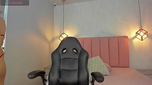 SUNNYCYRUS online show from March 3, 12:44 pm