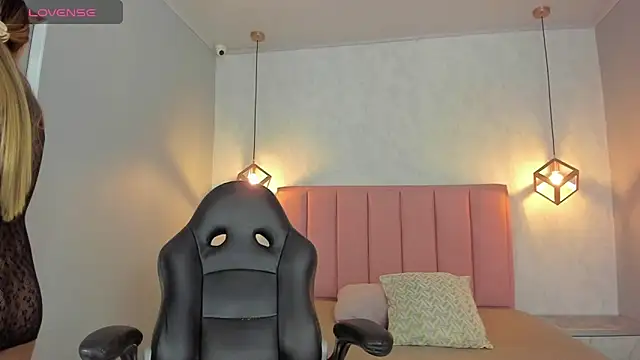 SUNNYCYRUS online show from March 4, 12:45 pm