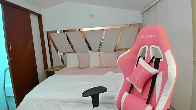 emma lopes online show from February 23, 1:28 am