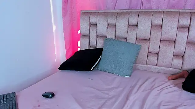 Emma Evelyn online show from October 21, 8:35 pm