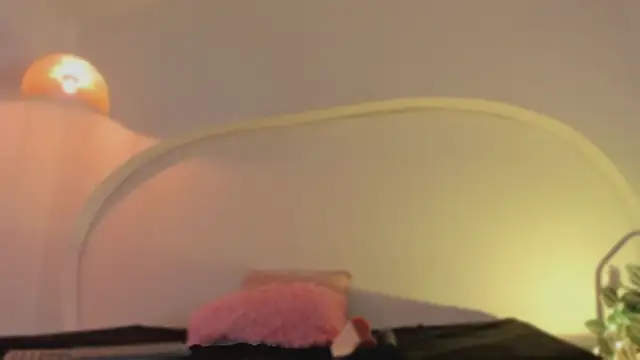 katiepeach  online show from April 3, 1:42 pm