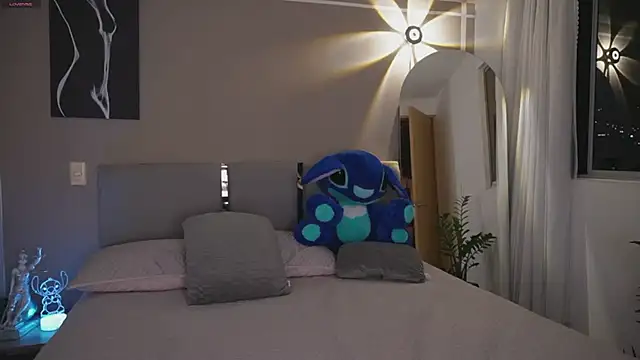 AnnyHizzle online show from December 18, 2:49 am