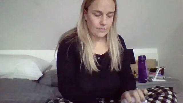 scrummymummy2 online show from January 18, 9:44 pm