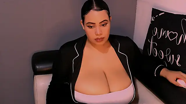 Emmacamille online show from November 27, 11:18 pm