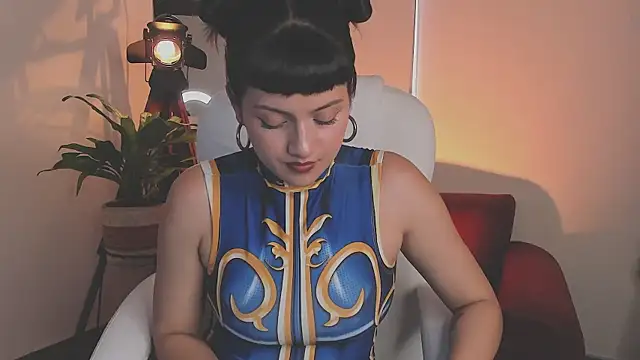 nahiapaws online show from September 12, 9:00 pm