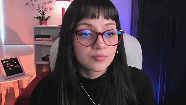 nahiapaws online show from March 28, 10:41 pm