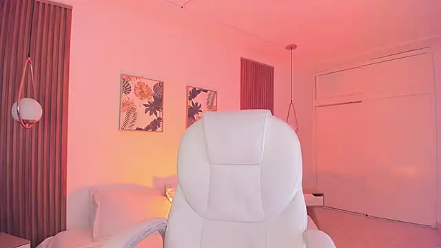 TiffanyWright online show from September 18, 12:58 pm