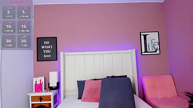 Britanymooree online show from October 21, 8:57 pm