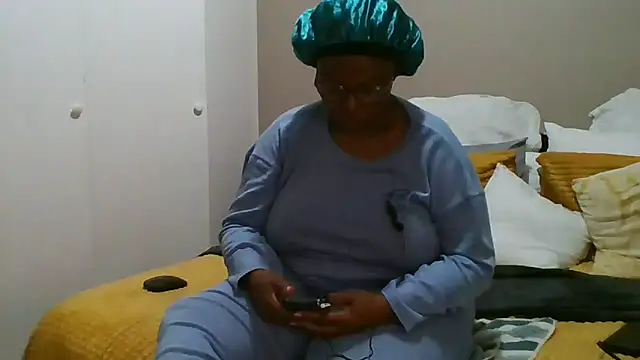 Nomthie online show from April 13, 7:36 pm