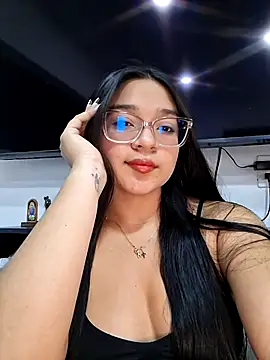 -VICKKY online show from April 13, 8:20 pm