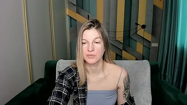 EmilyWalkeri online show from January 14, 8:19 am