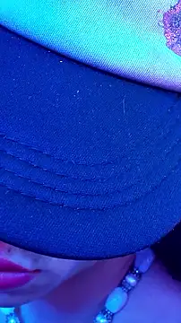 gurlnips online show from November 11, 4:15 pm