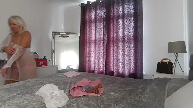 TanyaTaylor45 online show from April 22, 4:15 pm