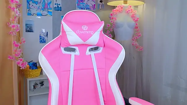 b4by LoL1 online show from May 10, 3:14 pm