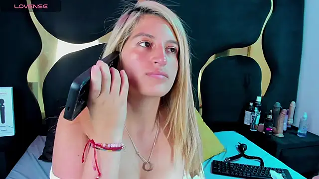 GiaRoussel online show from February 9, 4:53 pm