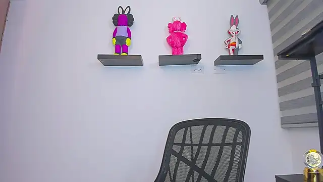 Gangster Girl online show from April 24, 4:37 am