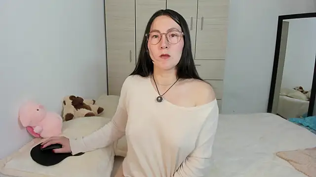 Elle Lee  online show from September 12, 2:35 pm