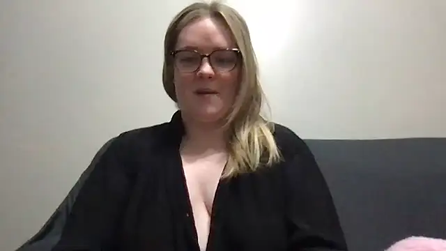 honeyyy24 online show from April 6, 11:55 am