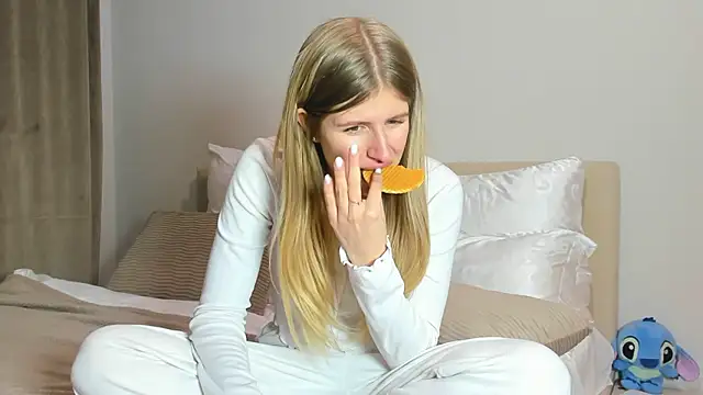 kirraa  online show from January 18, 8:38 pm