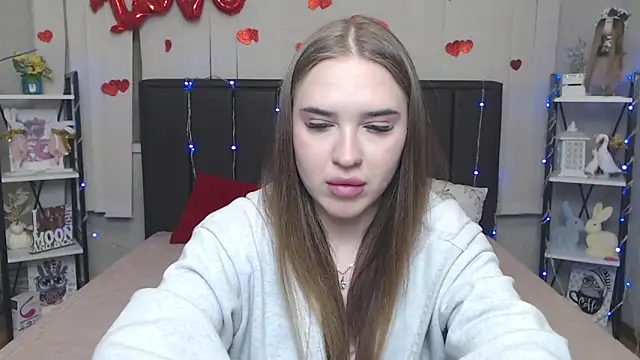 LauraHlot online show from April 10, 6:25 pm