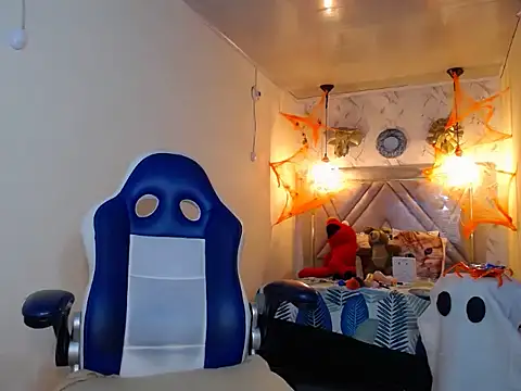 alexa-cooper- online show from October 18, 2:42 pm