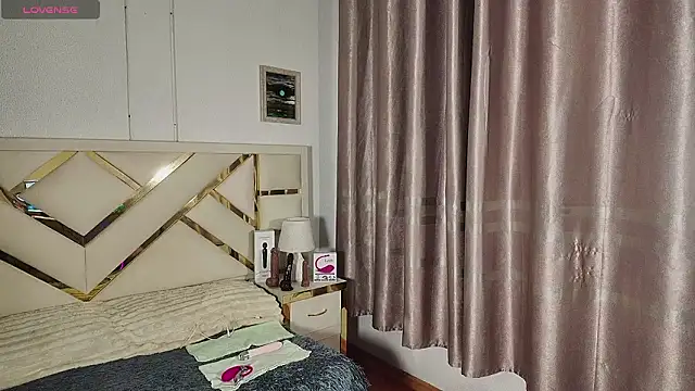 carolineamber  online show from March 15, 1:40 am