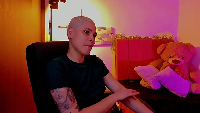 Charlee pink online show from April 3, 8:40 pm