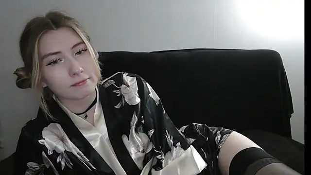 ErikaShyy online show from April 10, 11:05 am