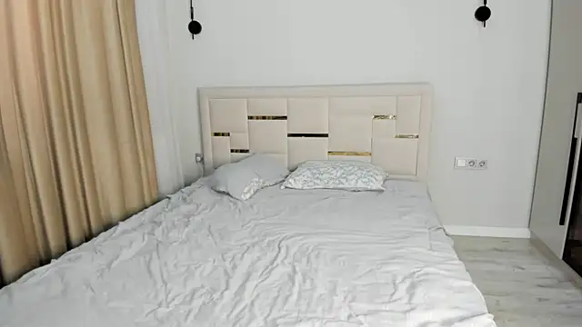 Lola Peach online show from April 2, 2:42 am