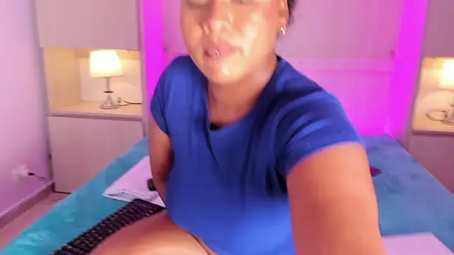 EmilyyStuart online show from March 28, 8:36 am