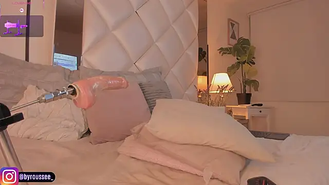 KimRoussee online show from April 11, 6:30 am