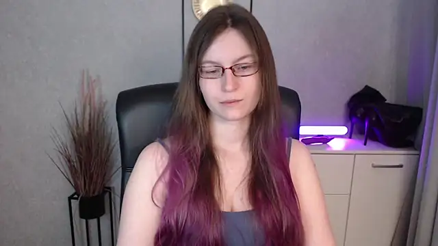 emmaxDelight online show from December 16, 6:52 am