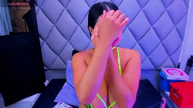 venusowen  online show from November 27, 1:03 pm