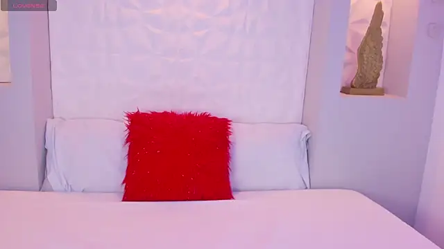 EmilyRouss  online show from October 14, 7:05 pm