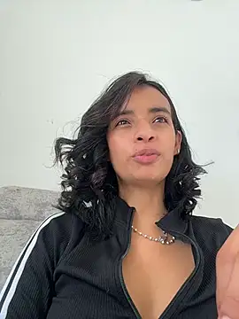 Laura fernandezII online show from April 7, 9:50 pm