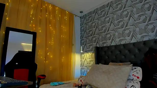 Sophiee Hill online show from September 12, 9:00 pm