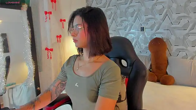 Sophiee Hill online show from April 10, 7:14 am