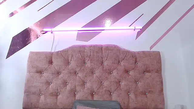 Kitten Hot  online show from February 8, 5:05 pm