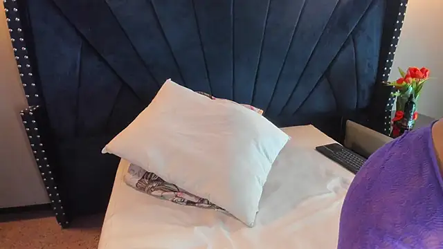 MAHIASMITH13 online show from October 7, 1:59 pm