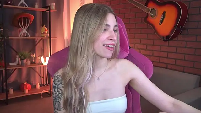 EllieCutes online show from April 5, 9:19 am