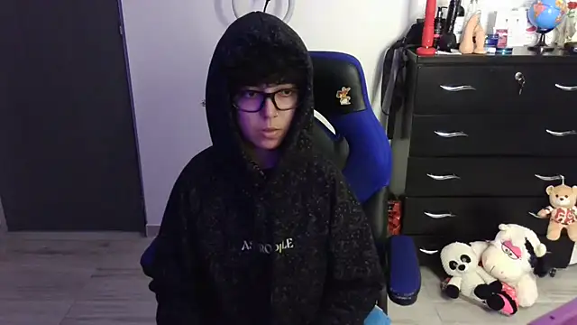 thomascooper7 online show from April 11, 10:46 pm