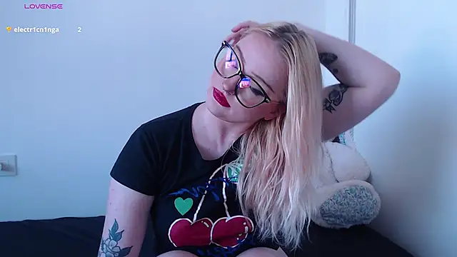 chloe levine online show from September 12, 9:00 pm